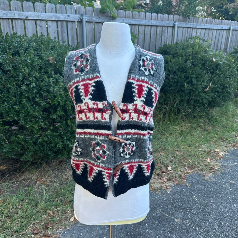 Red and black wool sweater vest‎